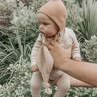 Hvid Titi Dummy Holder & Comforter Oat - Hello Little Birdie