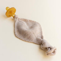 Hvid Titi Dummy Holder & Comforter Sand - Hello Little Birdie