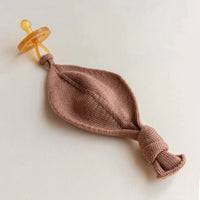 Hvid Titi Dummy Holder & Comforter, Terracotta - Hello Little Birdie